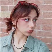 Studentessa universitaria che da lezioni private d'inglese a bimbi e ragazzi